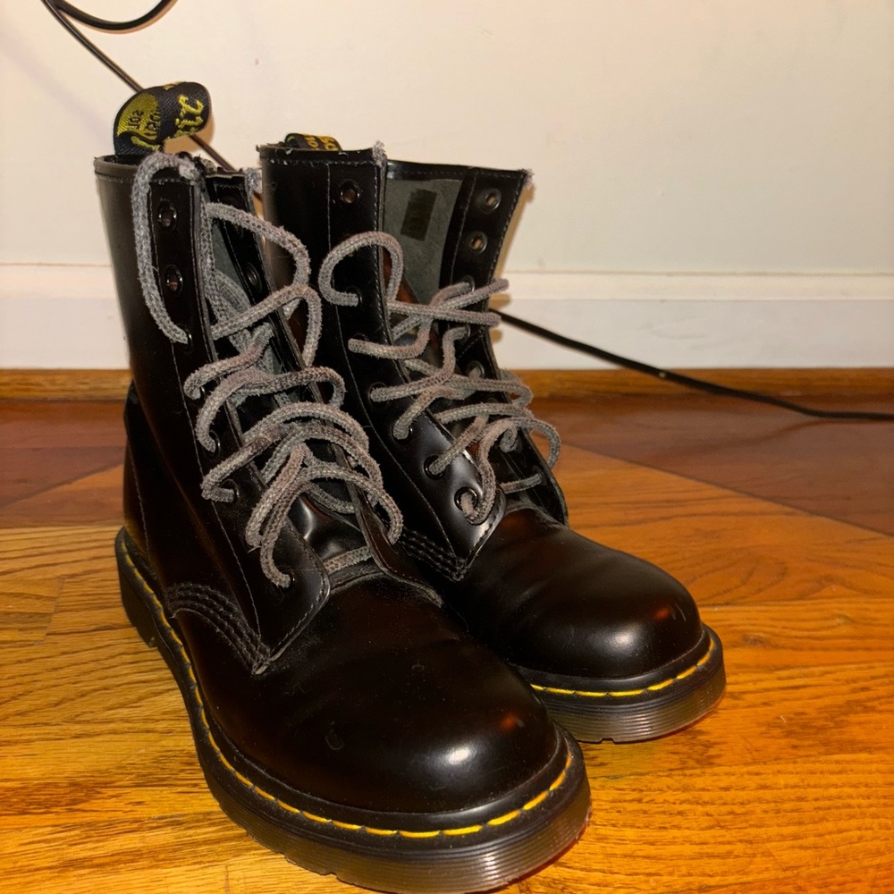 DOC MARTENS 1460 SMOOTH women’s 8, men 6.5